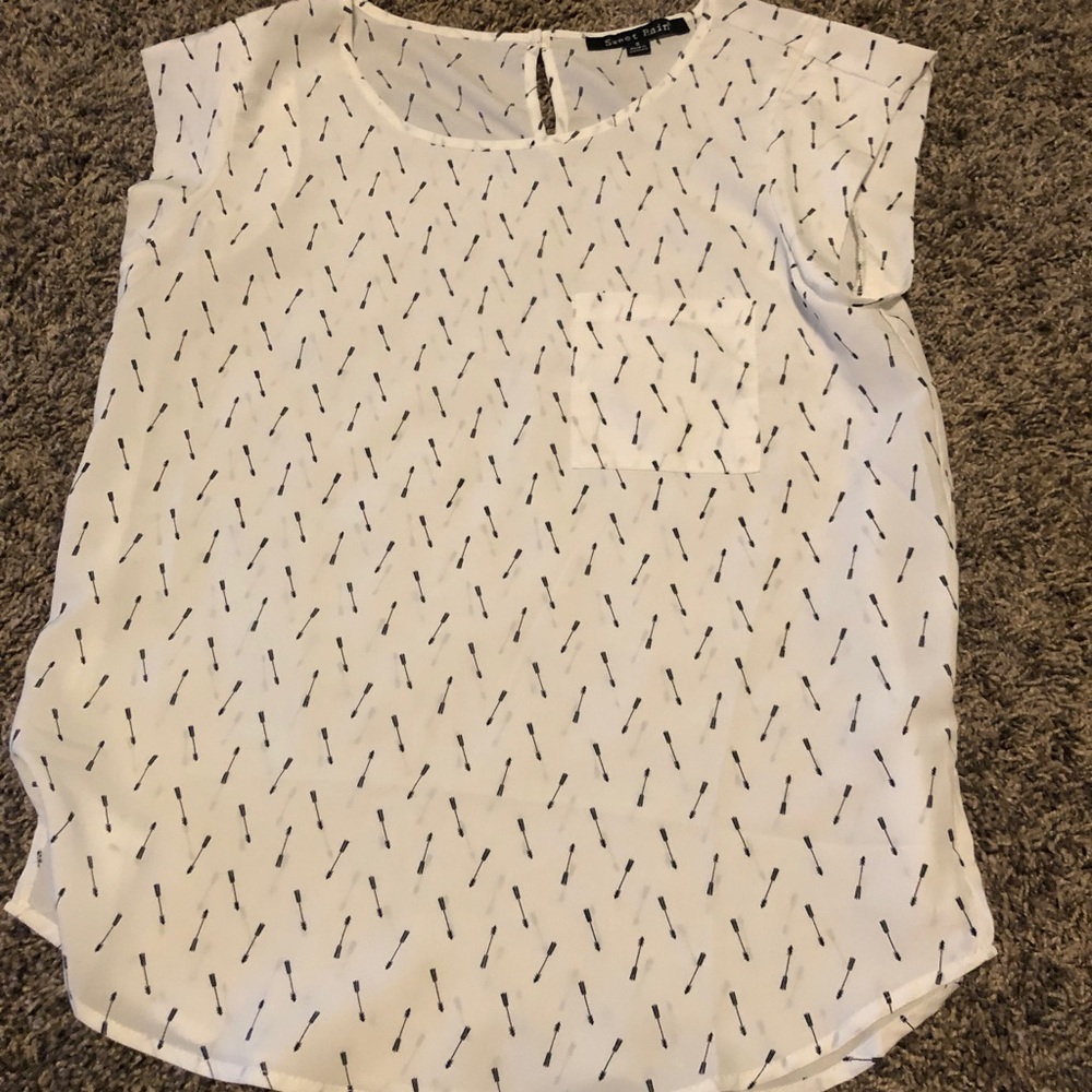 Off white short women’s top w black arrow print